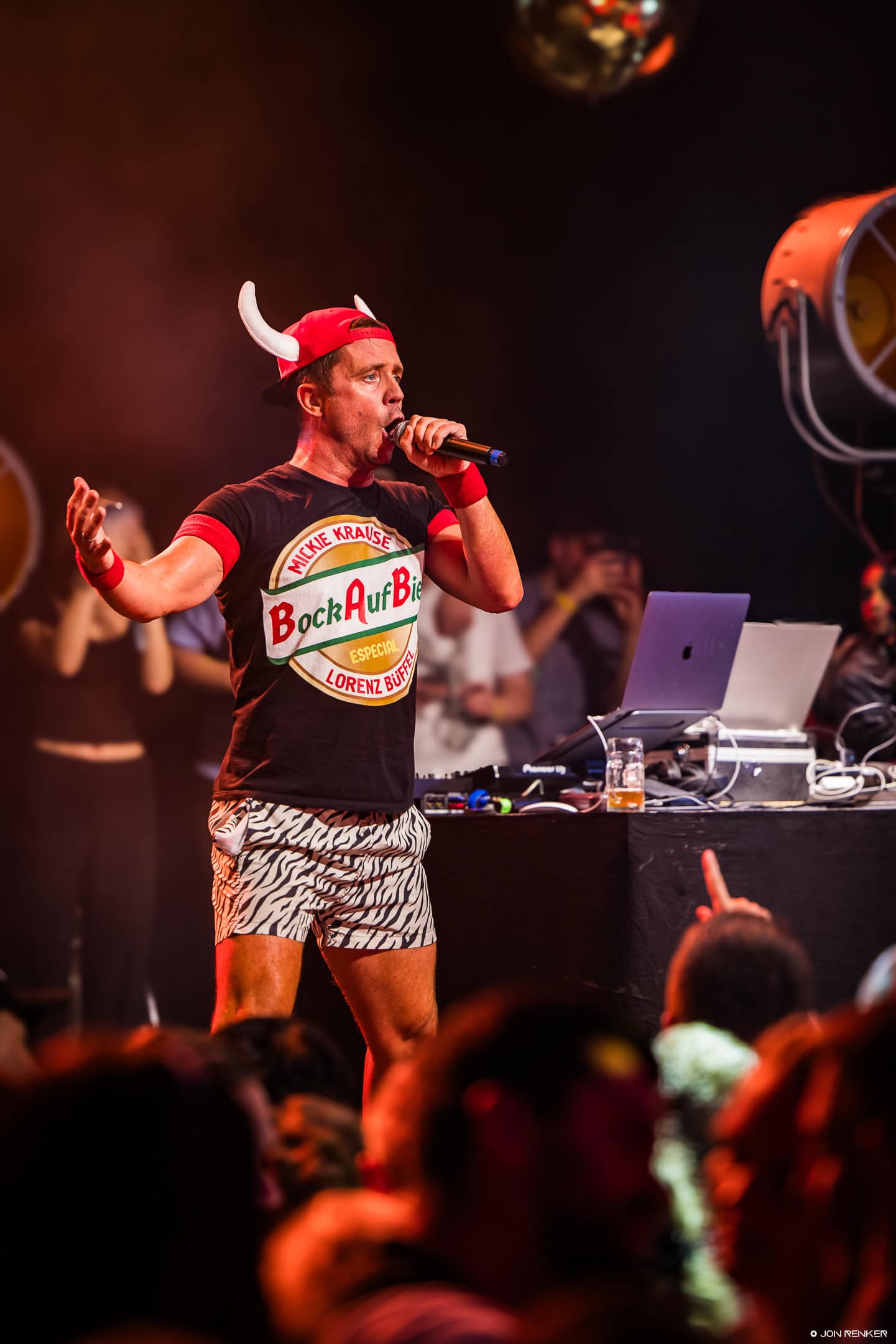 Mit Mikrofon, Hörnerkappe und markantem Bühnenoutfit sorgt Lorenz Büffel mit Mallorca-Partyact vor dem Publikum für ausgelassene Stimmung – Foto: Jon Renker.