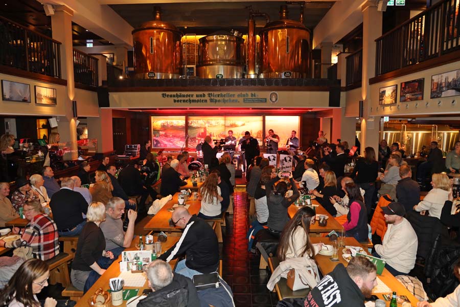 „Die Krüge hoch, die Kehlen weit, es ist wieder Senatsbockzeit“. Der Senatsbock steht zum Anstich bereit.