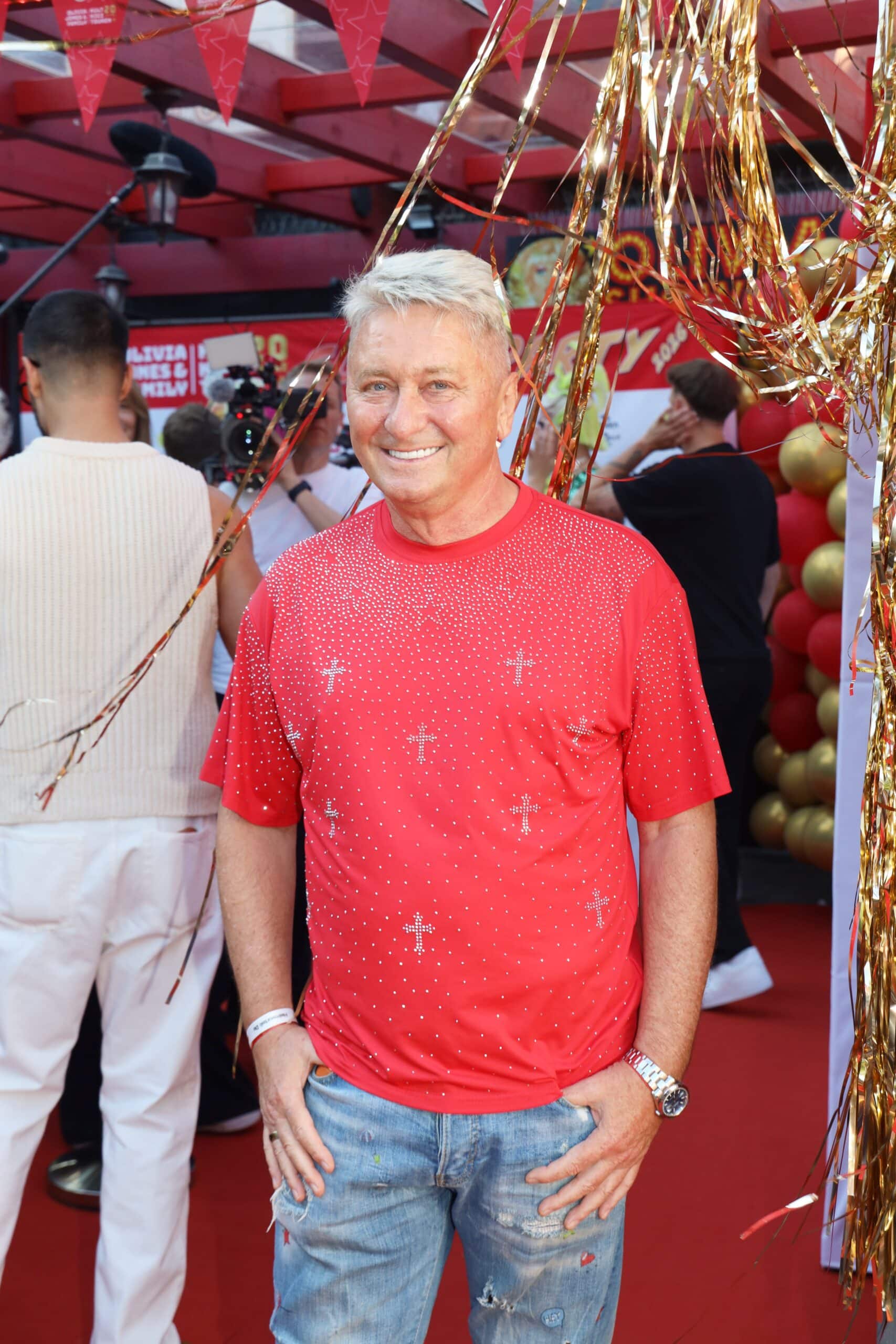 Prominente Gäste, Kiezgrößen und Wegbegleiter feiern bei der Sommerparty von Olivia Jones auf St. Pauli 20 Jahre Kult Kieztouren und 400 Jahre Reeperbahn. Foto: Jerzy Pruski.