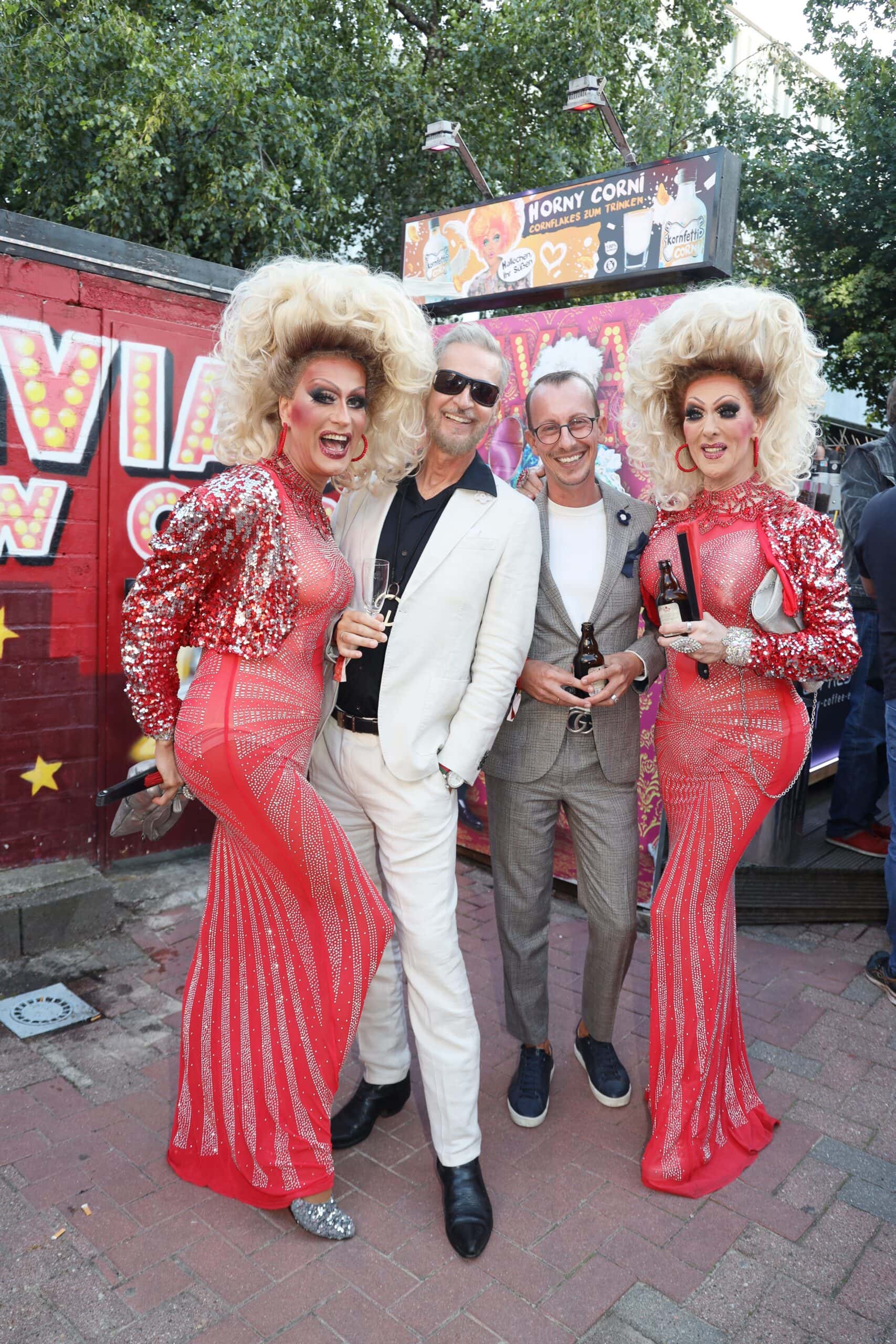 Prominente Gäste, Kiezgrößen und Wegbegleiter feiern bei der Sommerparty von Olivia Jones auf St. Pauli 20 Jahre Kult Kieztouren und 400 Jahre Reeperbahn. Foto: Jerzy Pruski.
