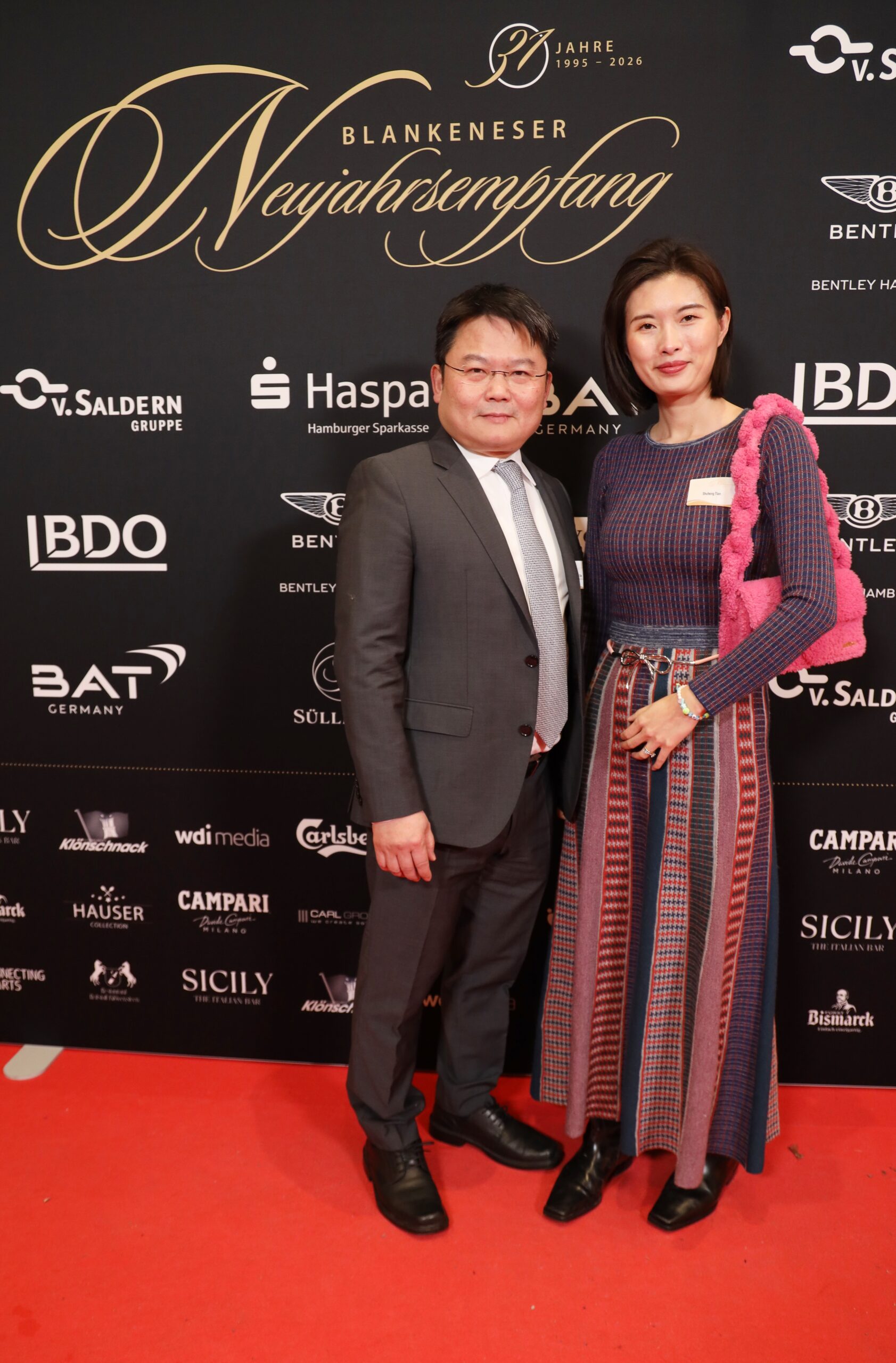 Qiuyi Chen und Shuheng Tian auf dem roten Teppich beim Blankeneser Neujahrsempfang 2026 auf dem Süllberg in Hamburg-Blankenese.