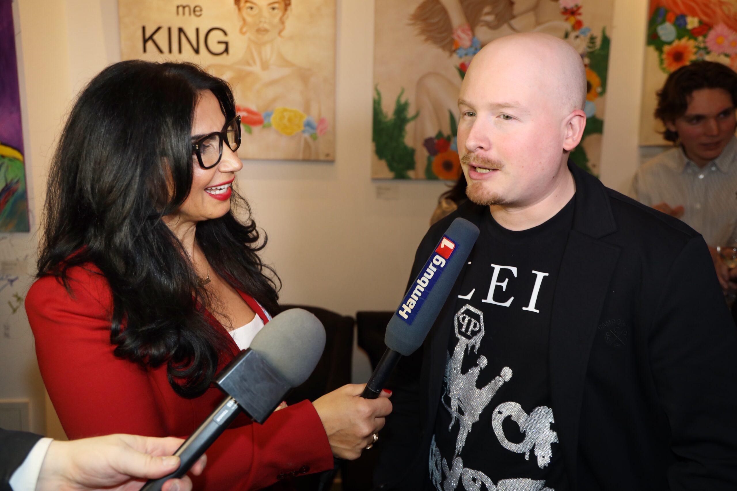 Nissi im Interview mit Art Garfunkel Jr. für Hamburg1 TV bei der Vernissage zur Ausstellung „PRESENCE“ in Nissis Kunstkantine. Foto: Jerzy Pruski