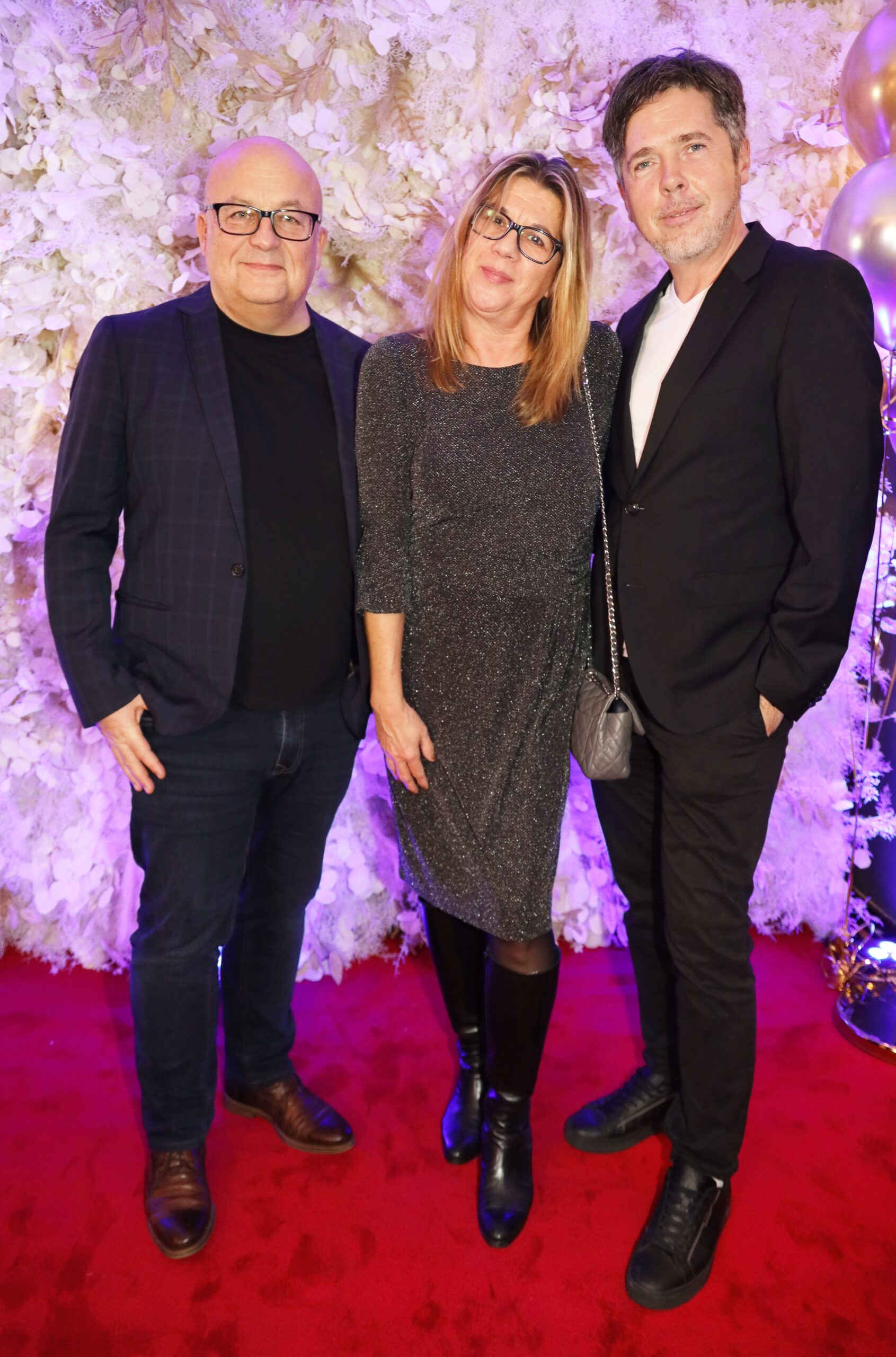 PR-Profi Claudia Schulz mit ihrem Ehemann links und Publizist Michael Panusch rechts, seit Jahren an der Seite von Yvonne Bhatia, bei der Charity-Geburtstagsfeier in Hamburg.