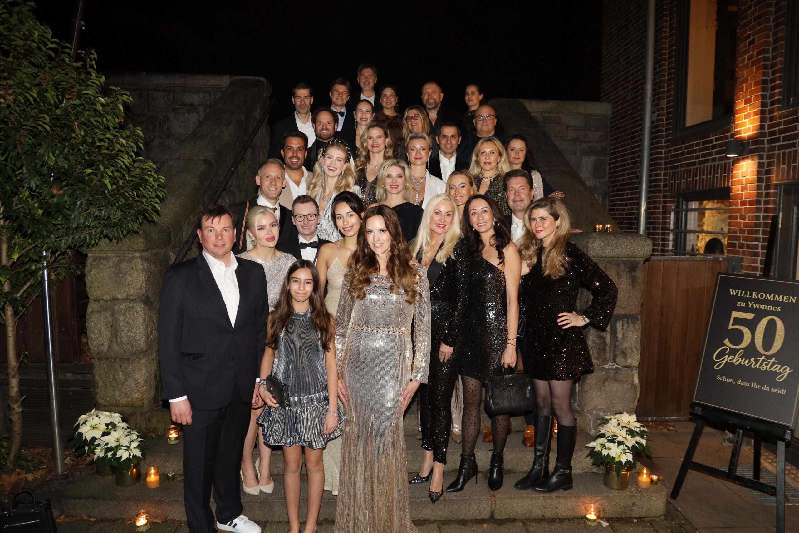 Gemeinsam feiern und helfen: Familie und Freunde von Yvonne Bhatia vor dem Braband Bistro am Alsterkanal.