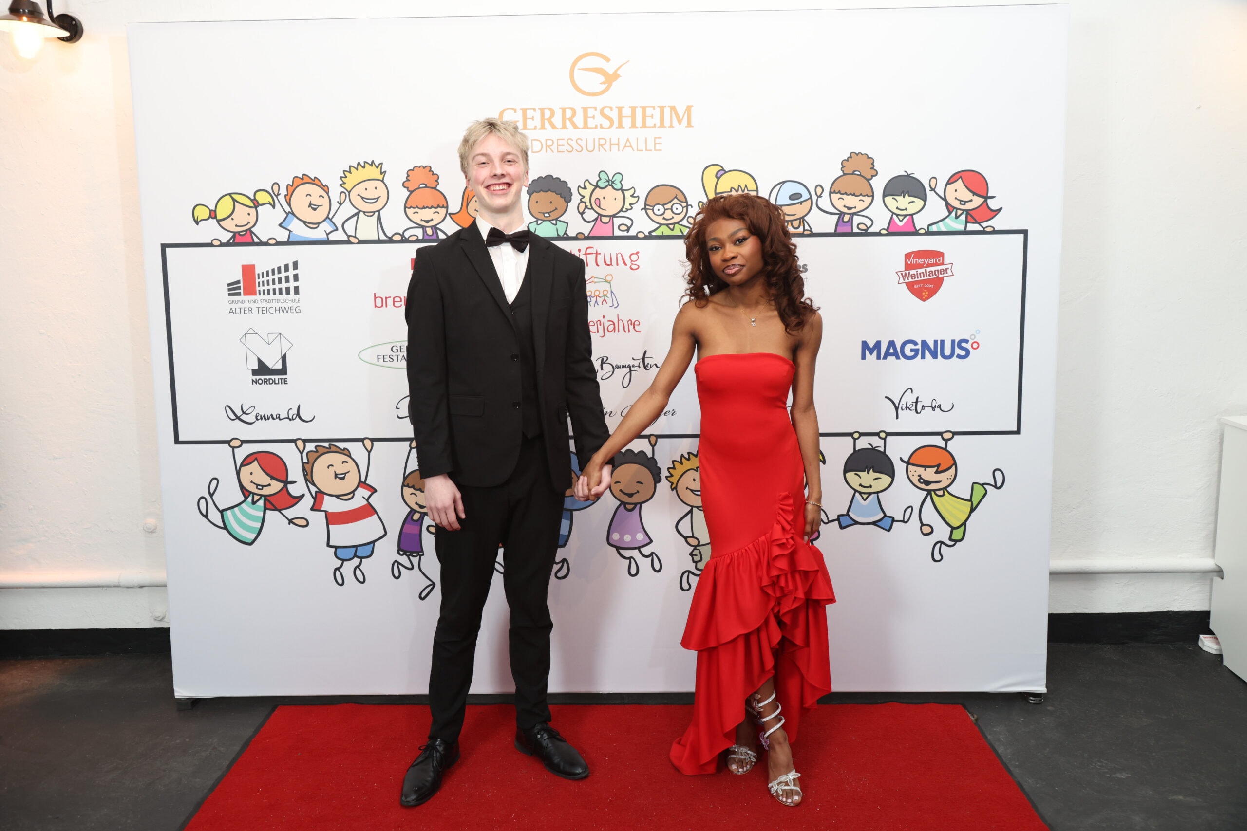 Princess Blay und Rasmus Meyer-Loos beim Neujahrsempfang der Stiftung Kinderjahre in Hamburg auf dem roten Teppich.
