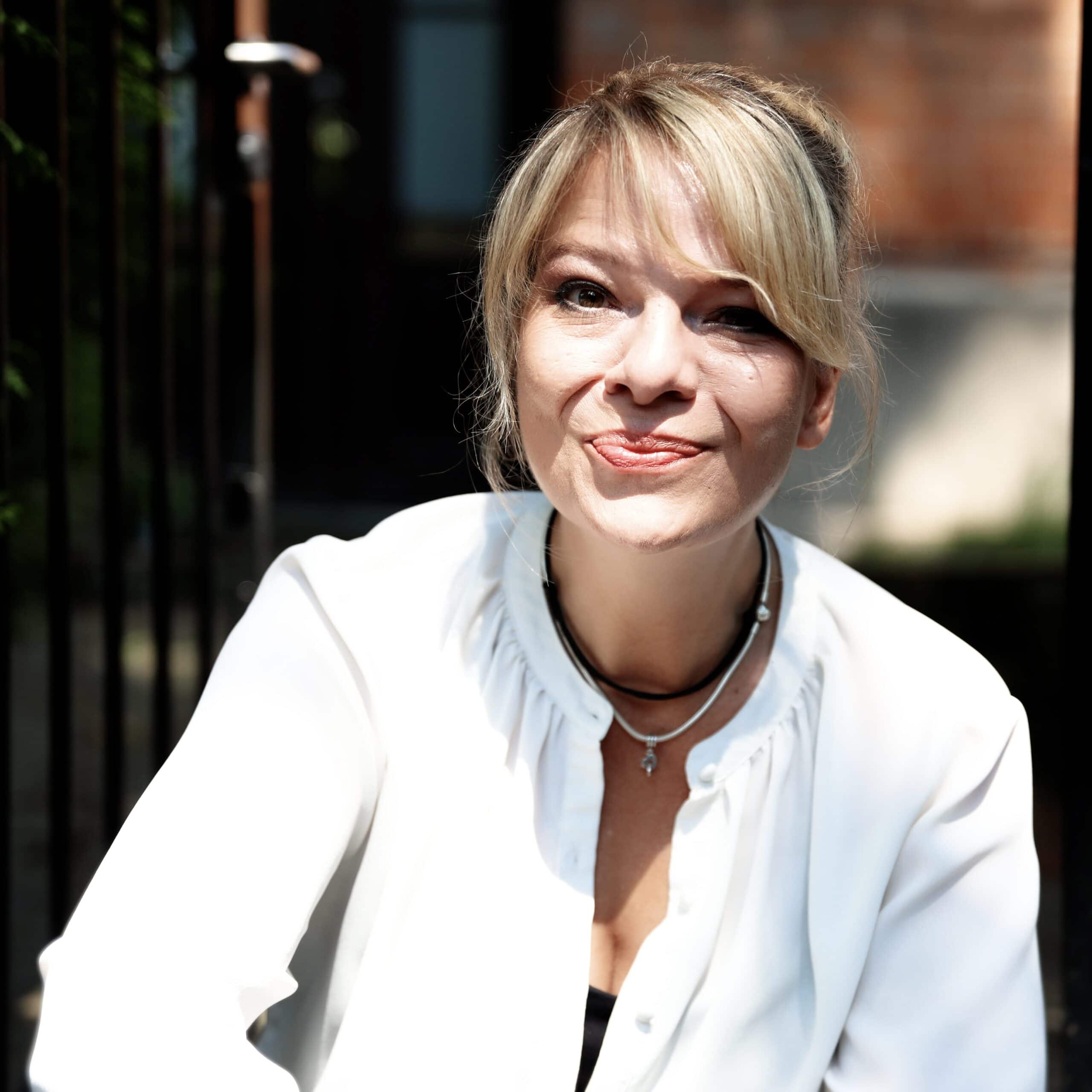 TaBea Rienas, Coach, Autorin und Gründerin von LICHTAUF, ist die Stimme der CityGlow Kolumne „MEHR L(I)EBEN“ – in dieser Ausgabe „ENTZAUBERT“ schreibt sie über Banksy, das Nicht-Wissen und die Kraft von Liebe, Staunen und echtem Erleben. Foto: TaBea Rienas / CityGlow