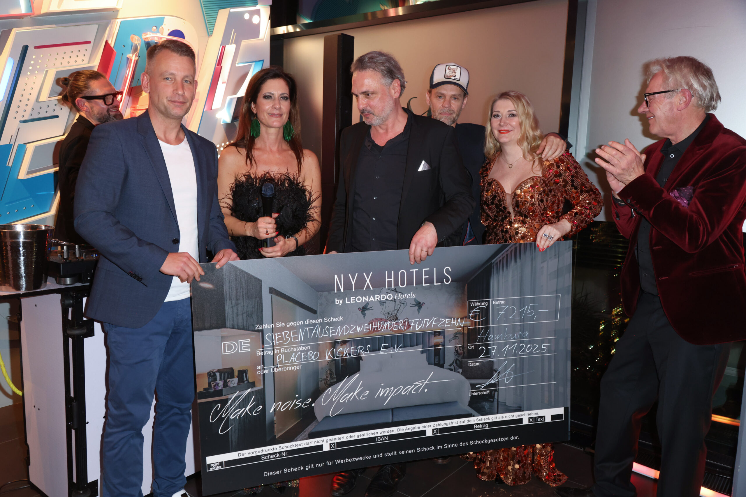 Das NYX Hotel Hamburg begeistert mit der Secret & Surprise Santa Night, prominenten Gästen und 7.215 € für Kicken mit Herz. Alle Highlights des Charity-Events hier.