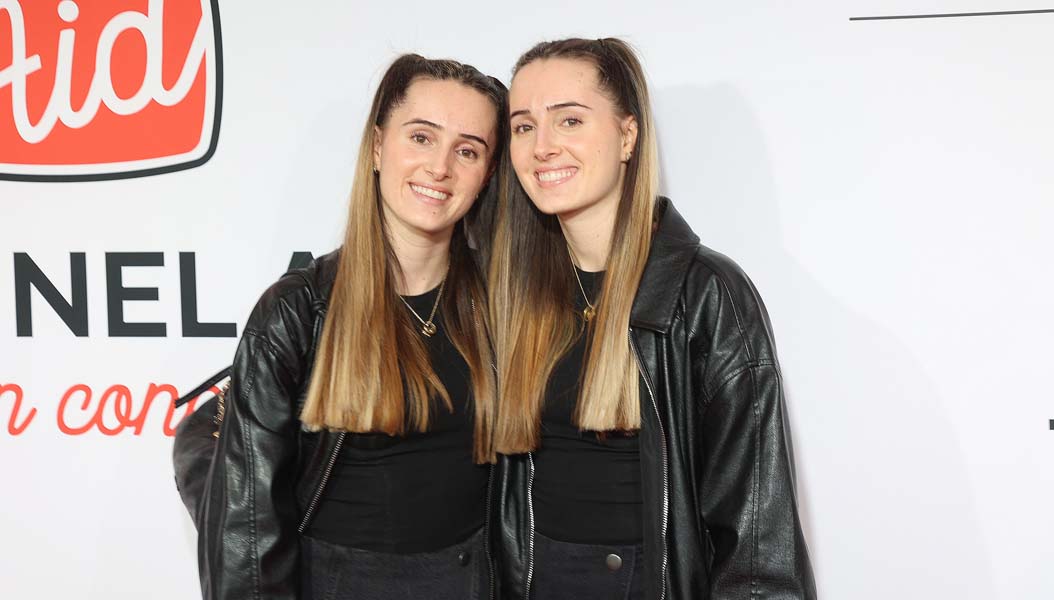 Sophie und Leonie Klassen auf dem roten Teppich bei Channel Aid 2025 im Deutschen Schauspielhaus Hamburg – stilvoller Auftritt für den guten Zweck.