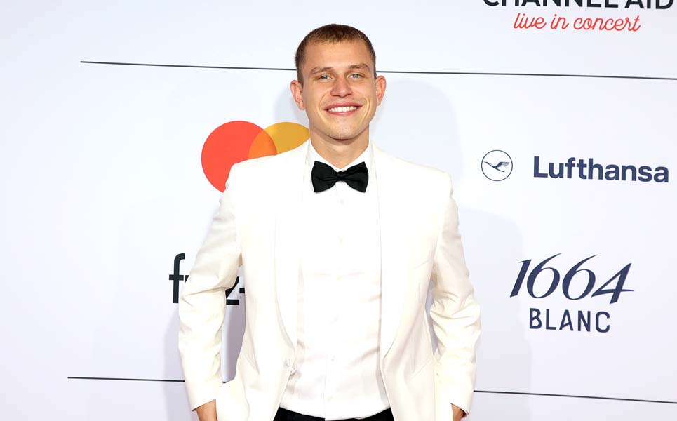 Gregor Hägele auf dem roten Teppich bei Channel Aid 2025 im Deutschen Schauspielhaus Hamburg – der talentierte Sänger eröffnete den Abend mit einer starken Performance.