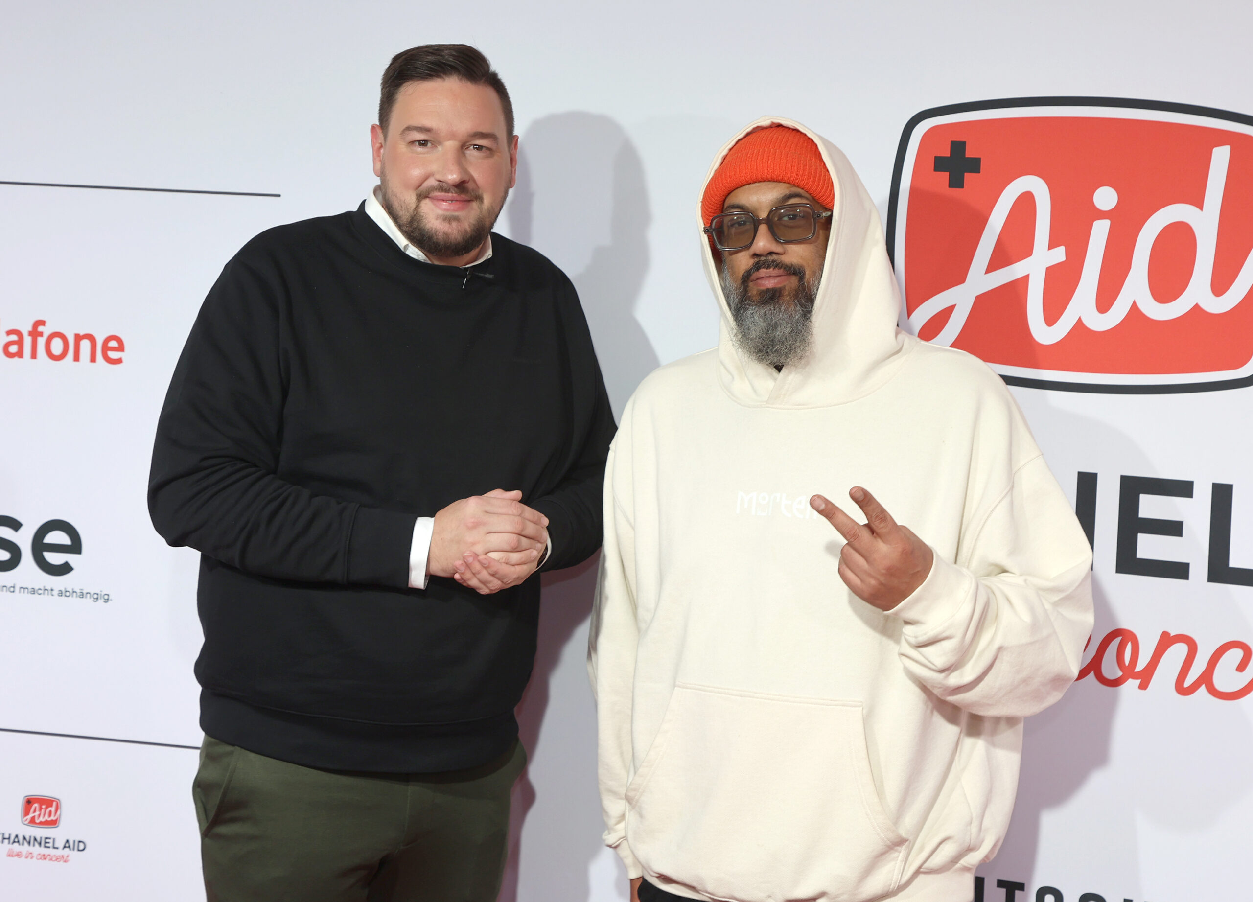 Fabian Narkus und Samy Deluxe bei Channel Aid 2025 im Deutschen Schauspielhaus Hamburg – Engagement, Musik und gelebte Charity auf einer Bühne.