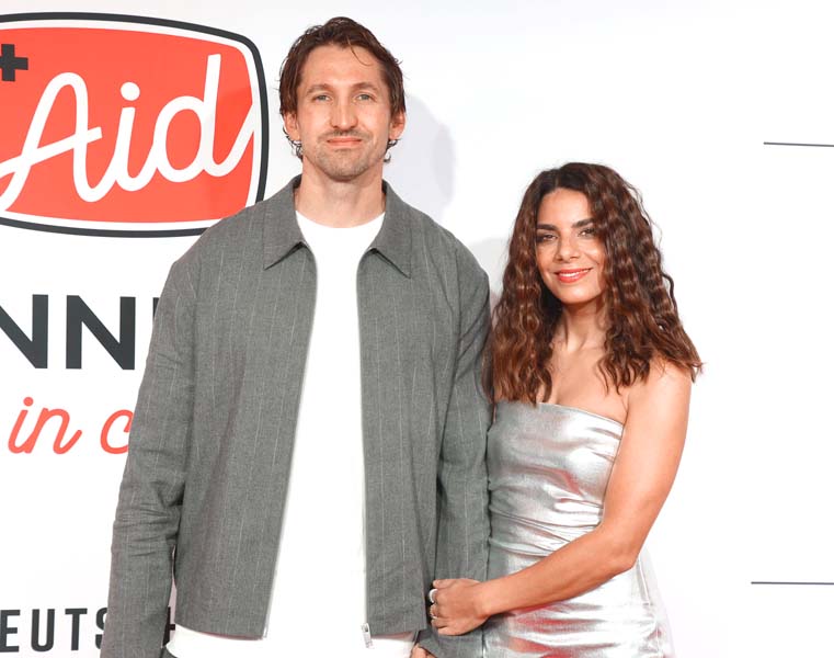 Lilli Hollunder und René Adler auf dem roten Teppich bei Channel Aid 2025 im Deutschen Schauspielhaus Hamburg – Glamour, Offenheit und Charity.