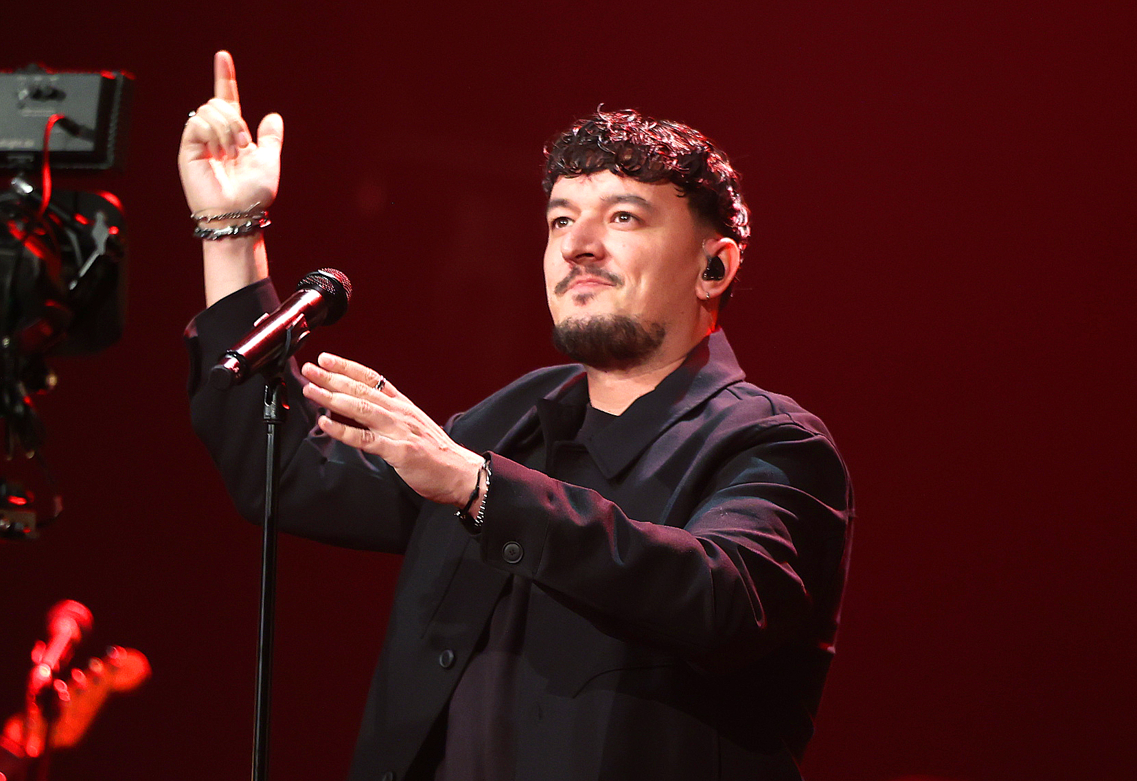 Montez auf der Bühne des Deutschen Schauspielhauses Hamburg bei Channel Aid 2025 – emotionale Performance für den guten Zweck.