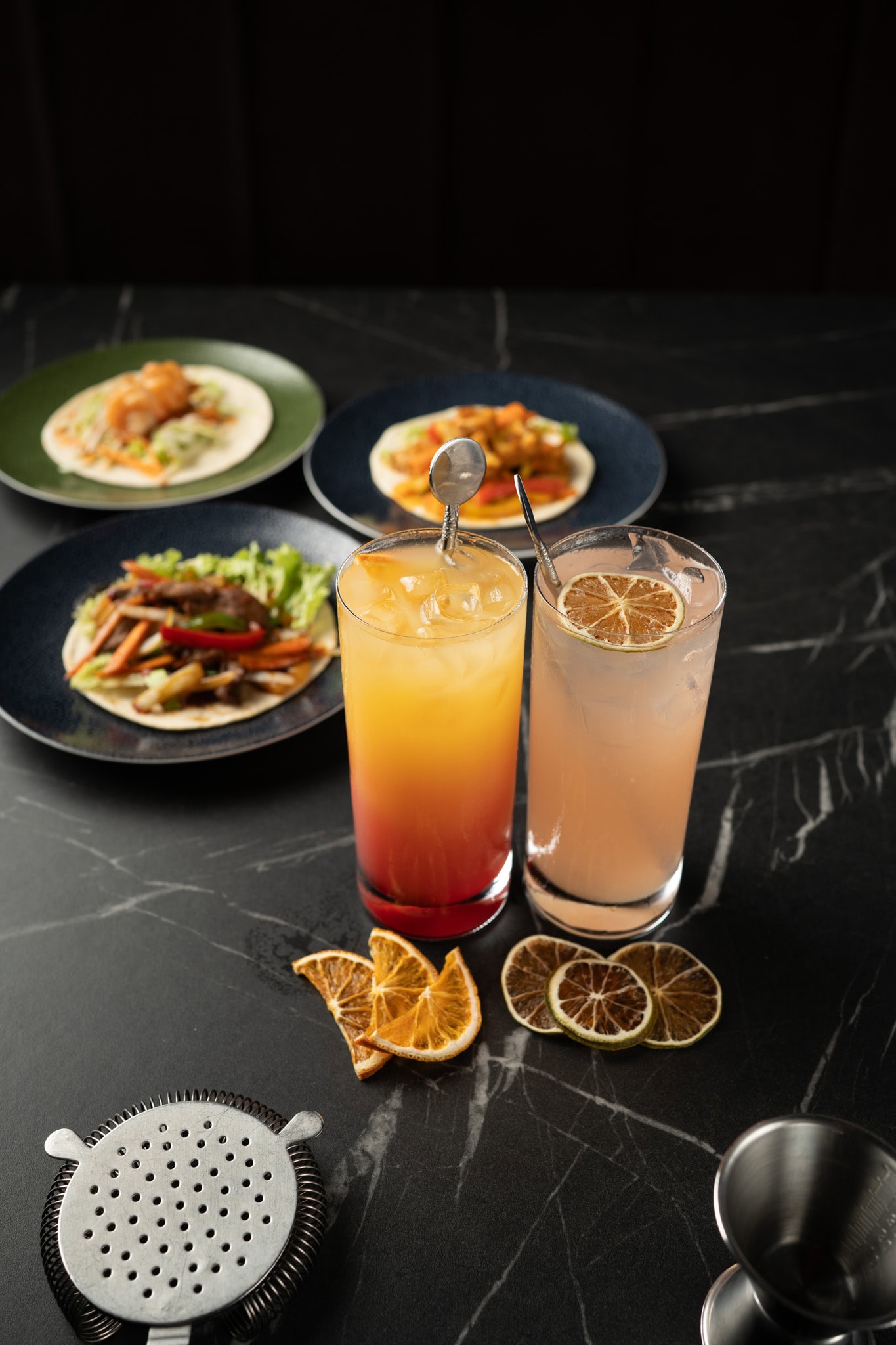 Verschiedene Sushi-Bowls mit Lachs, Tofu, Rindfleisch und Gemüse im Mister Q Hannover.