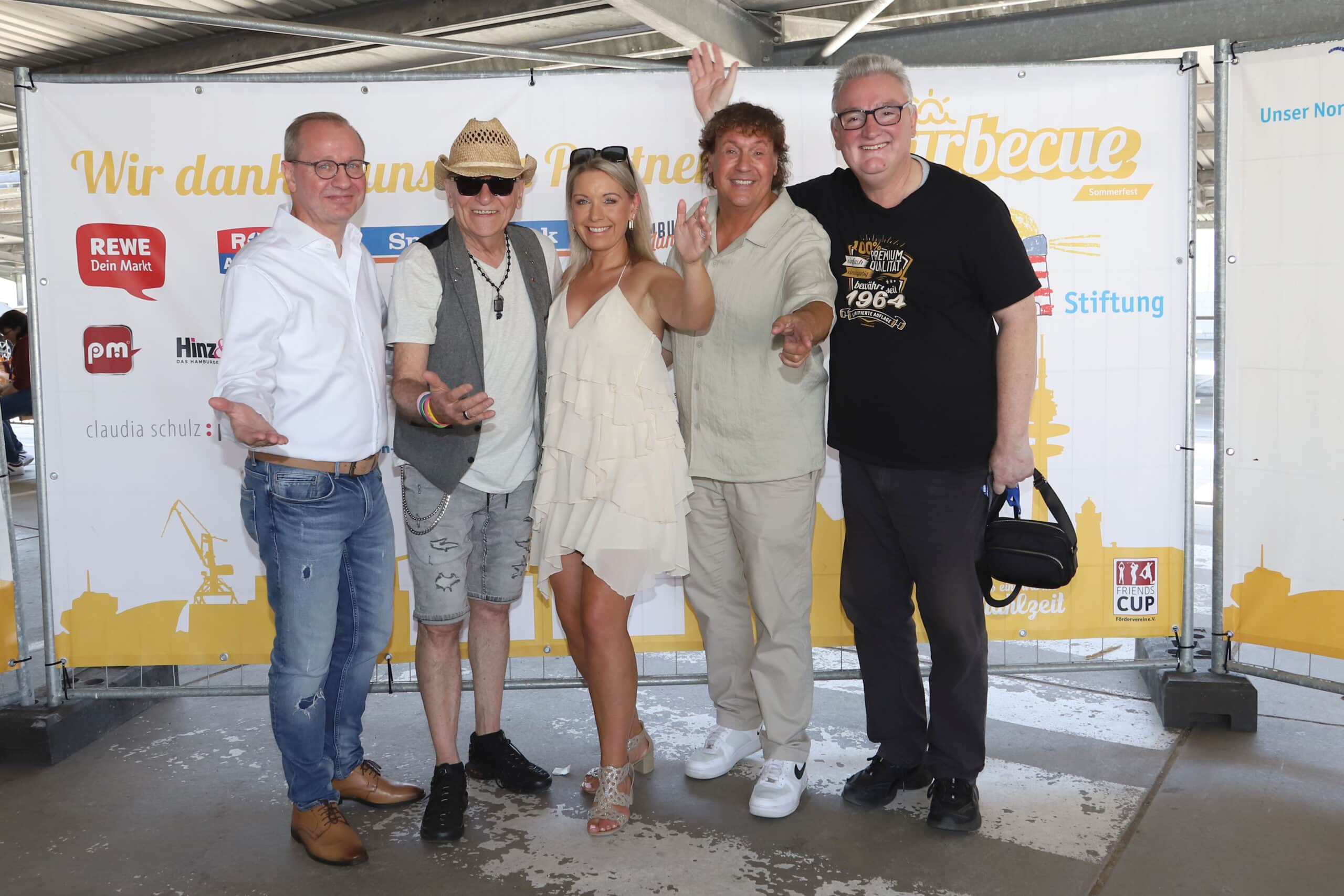 Die Musiker und Entertainer Peter Sebastian, Tina Heeschen, Mathias Marquard, Pascal Krieger und Harry sorgten beim FRIENDS-CUP-Sommerfest in Hamburg-Altona für beste Stimmung und musikalische Unterhaltung. Foto: Heike Ross.