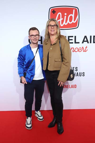 PR-Profis Tim Petersen und Claudia Schulz auf dem roten Teppich bei Channel Aid 2025 im Deutschen Schauspielhaus Hamburg – Kommunikation trifft Charity.