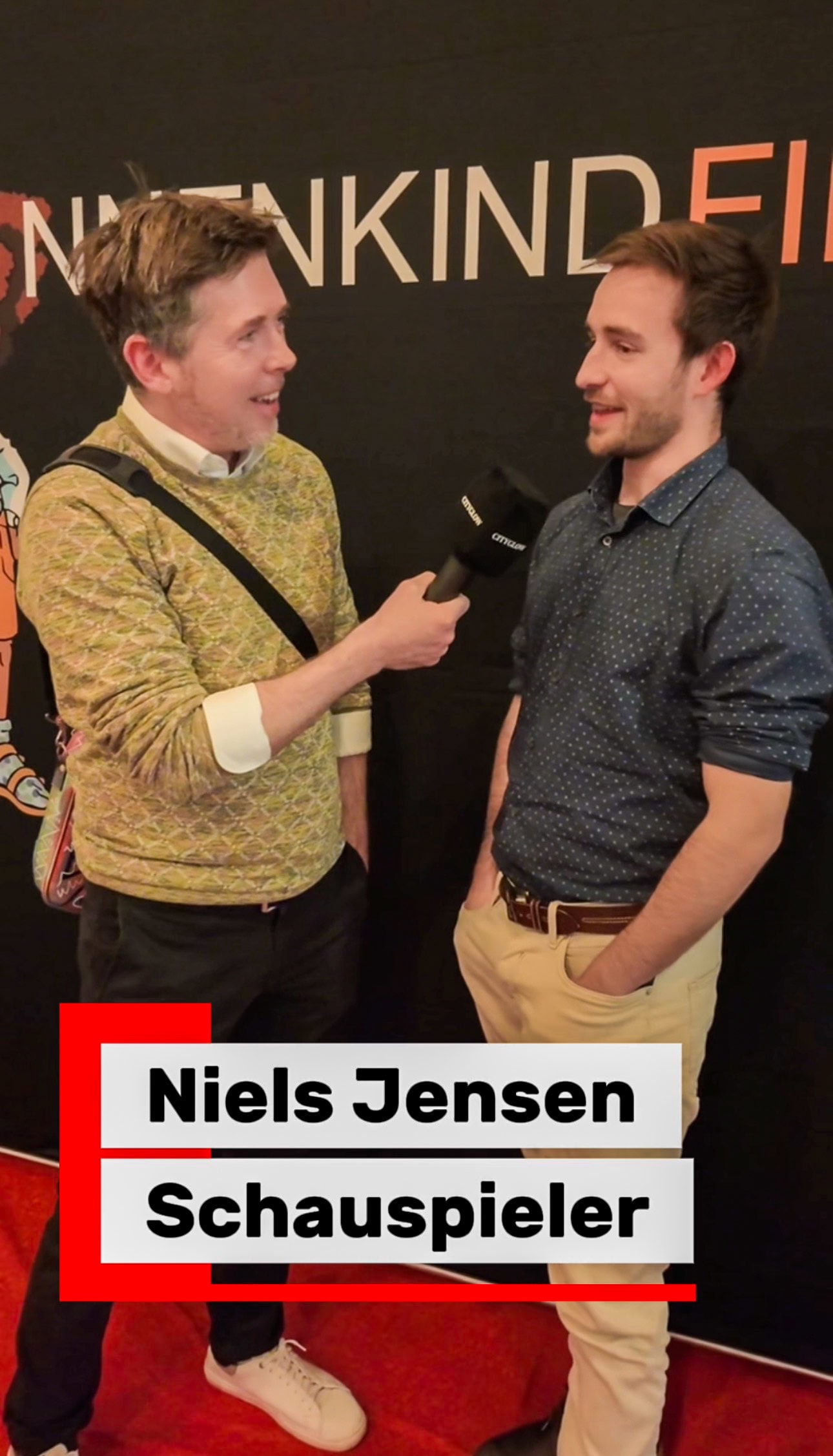 Einblick ins Kurzinterview: Nils Jensen spricht über seine Rolle als Polizist Andy in „Schwarzer Weg“ – jetzt im YouTube-Short ansehen.