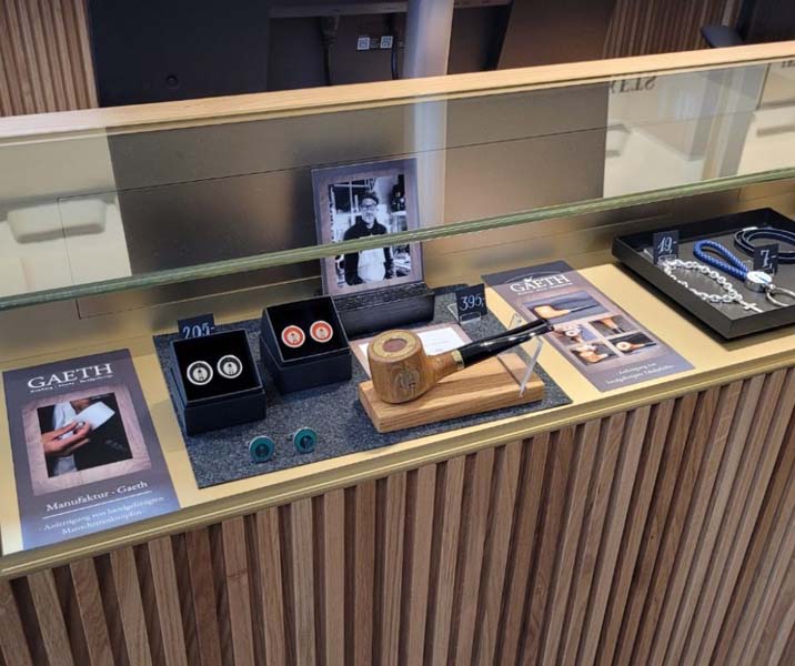 Limitierte Editionen an Pfeifen und Manschettenknöpfen mit Michel-Emblem