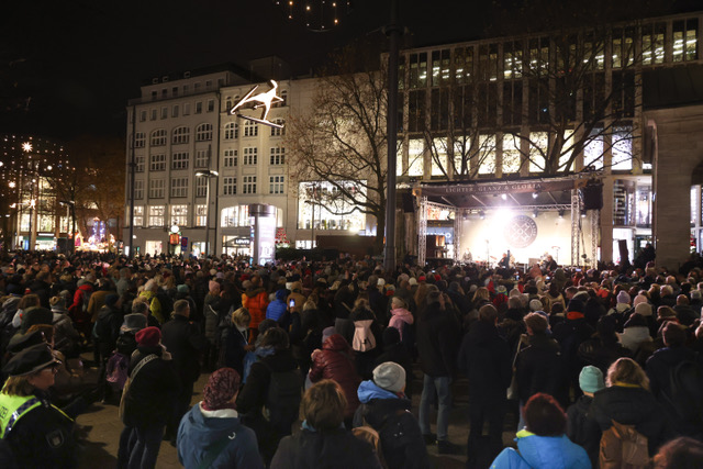 Lichter, Glanz & Gloria – das BID Mönckebergstraße lädt ein zum kostenlosen Musikfestival am 22. November mit Sängerin Loi live on Stage