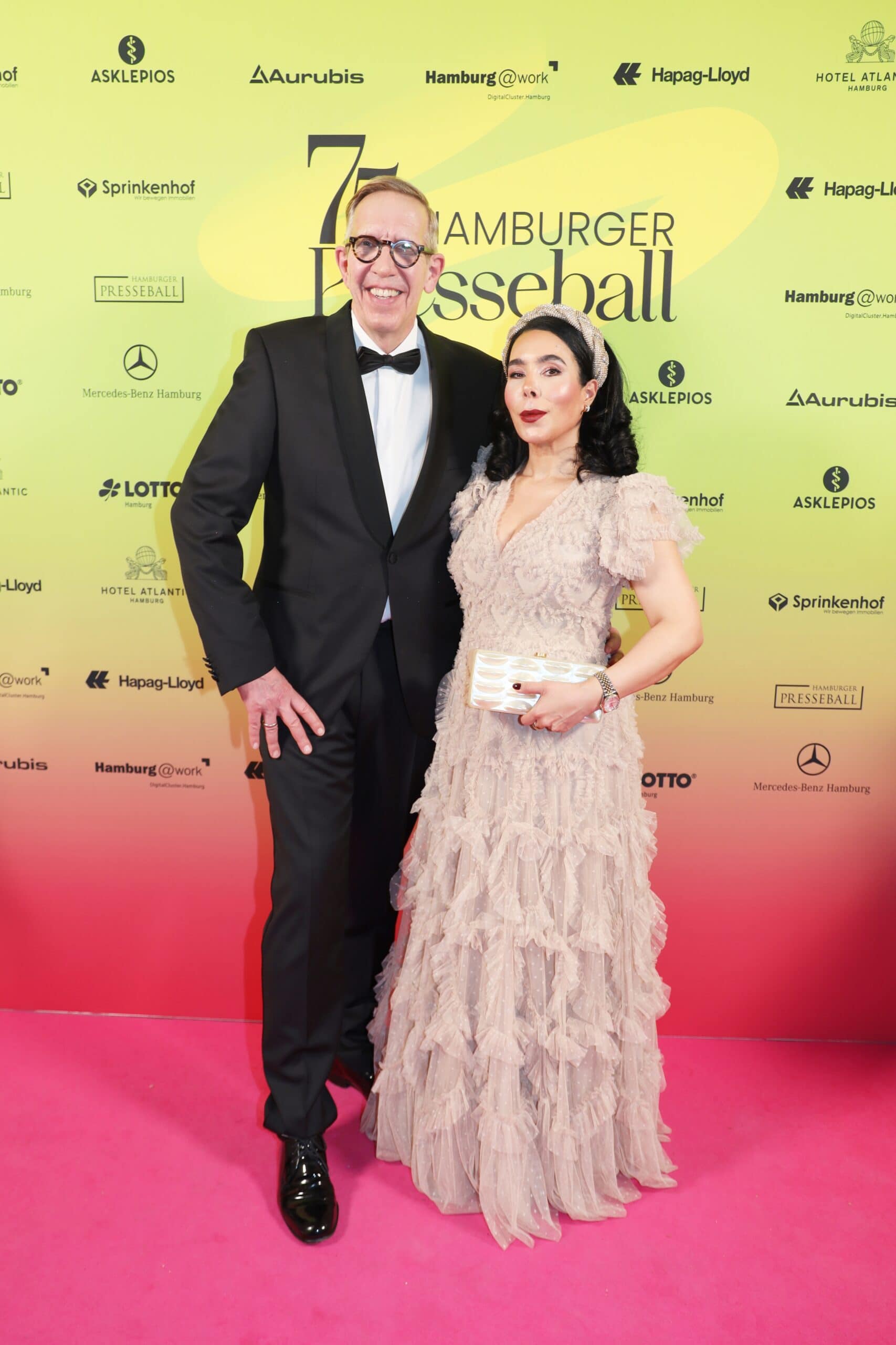CityGlow-Reporterin Lucia mit Ehemann Peter Klingspor beim 75. Hamburger Presseball im Hotel Atlantic Hamburg – stilvoller Auftritt auf dem roten Teppich vor der offiziellen Presseball-Kulisse. Foto: Jerzy Pruski