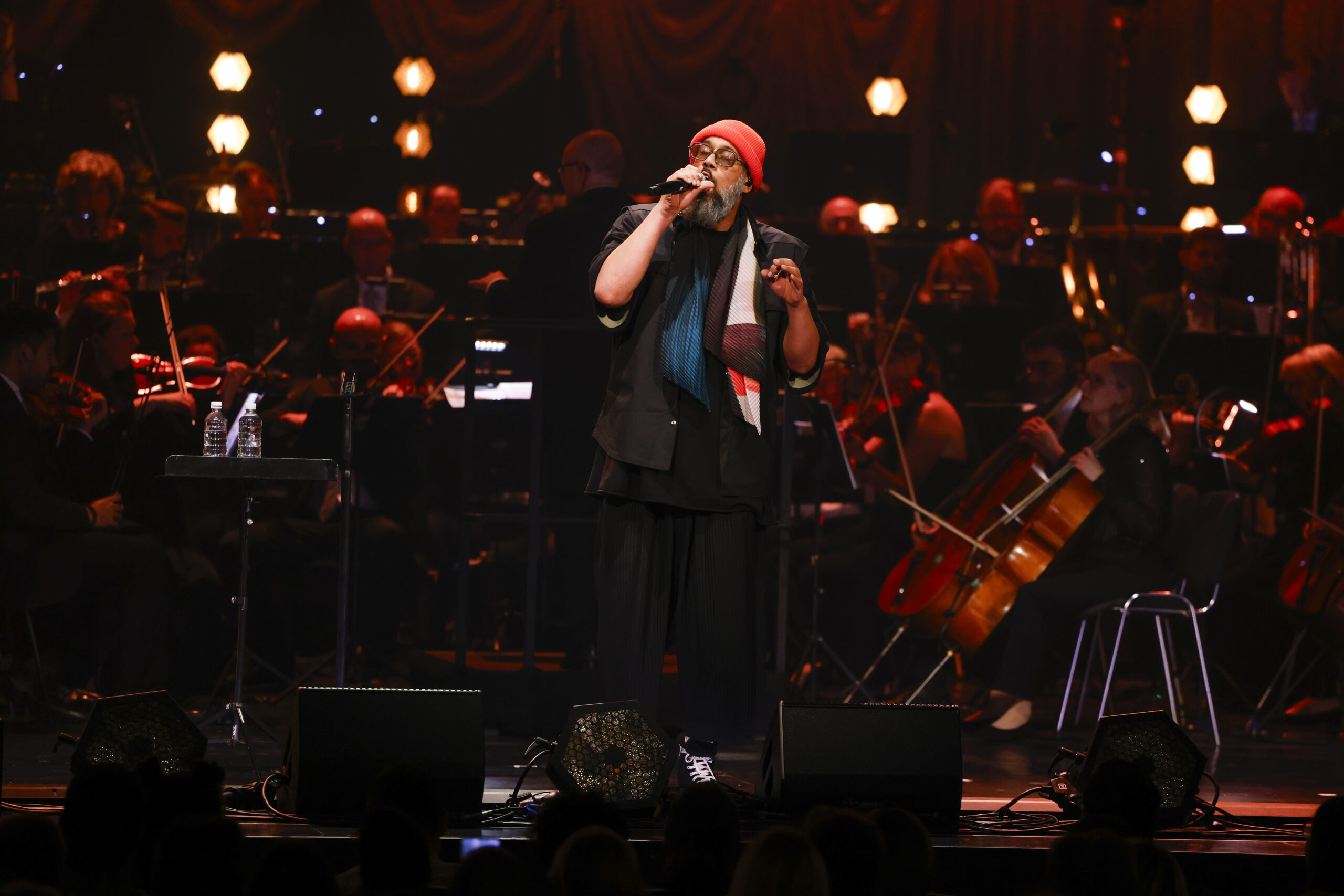 Samy Deluxe live vor dem Orchester bei Channel Aid 2025 im Deutschen Schauspielhaus Hamburg – Hip-Hop trifft Klassik für den guten Zweck.