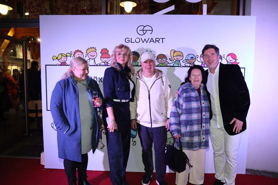 Günter und Marianne Ehnert mit Tochter Nicole sowie den Gastgebern Bozena Jomaa und Michael Panusch bei der Eröffnung der Ausstellung „Kinderjahre“ in der GlowArt Gallery Hamburg.