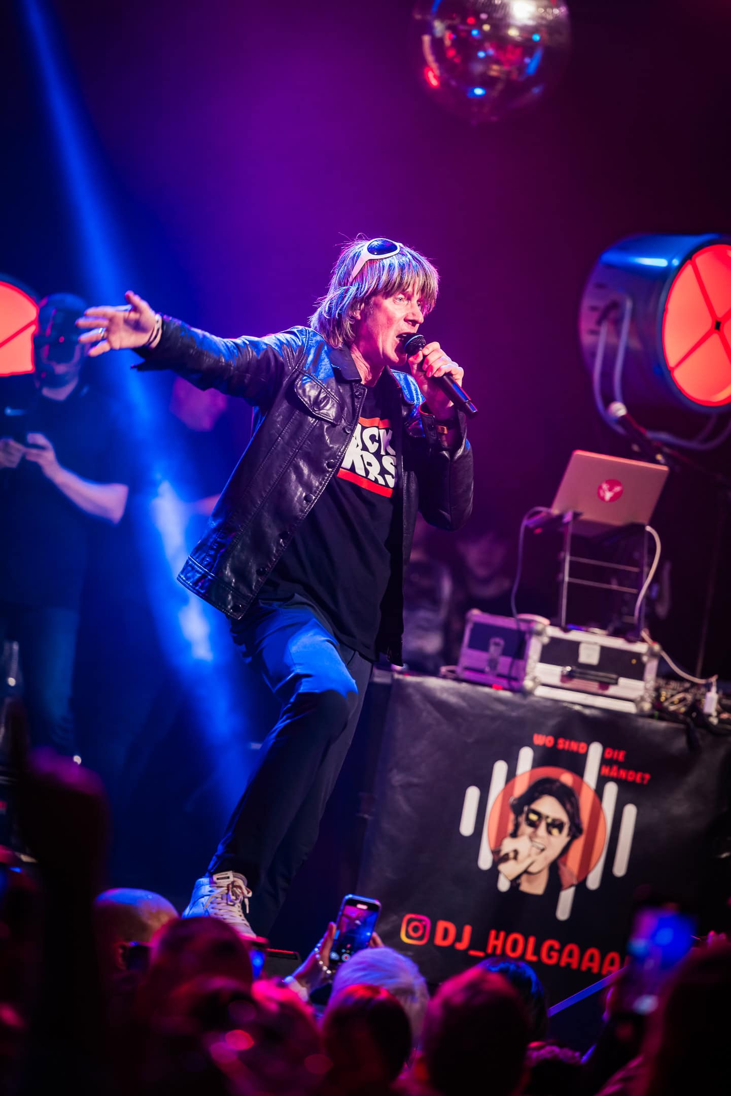 Mit ausgestrecktem Arm und energiegeladener Performance animiert Micke Krause die Gäste zum Mitsingen und Mitfeiern – Foto: Robert Meters Media.