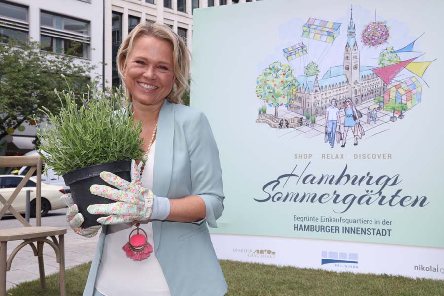 Hamburgs Sommergärten Einkaufserlebnis von Moderatorin Nova Meierhenrich eröffnet