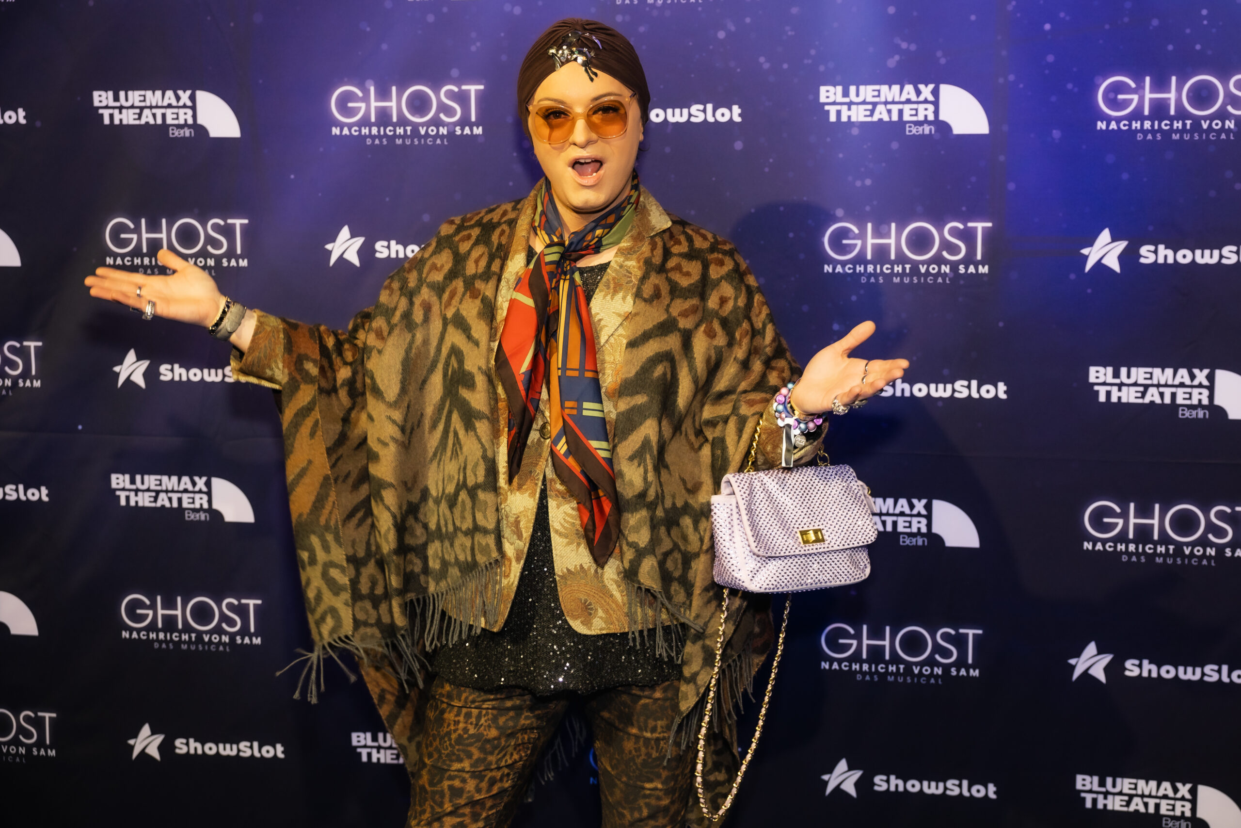 Julian F. M. Stoeckel auf dem „Blue Carpet“ zur Ghost Premiere im BlueMax Theater Berlin – gefeiert wurde die offizielle Eröffnung des neuen Musical-Hotspots am Potsdamer Platz. Foto: Nico Mosa