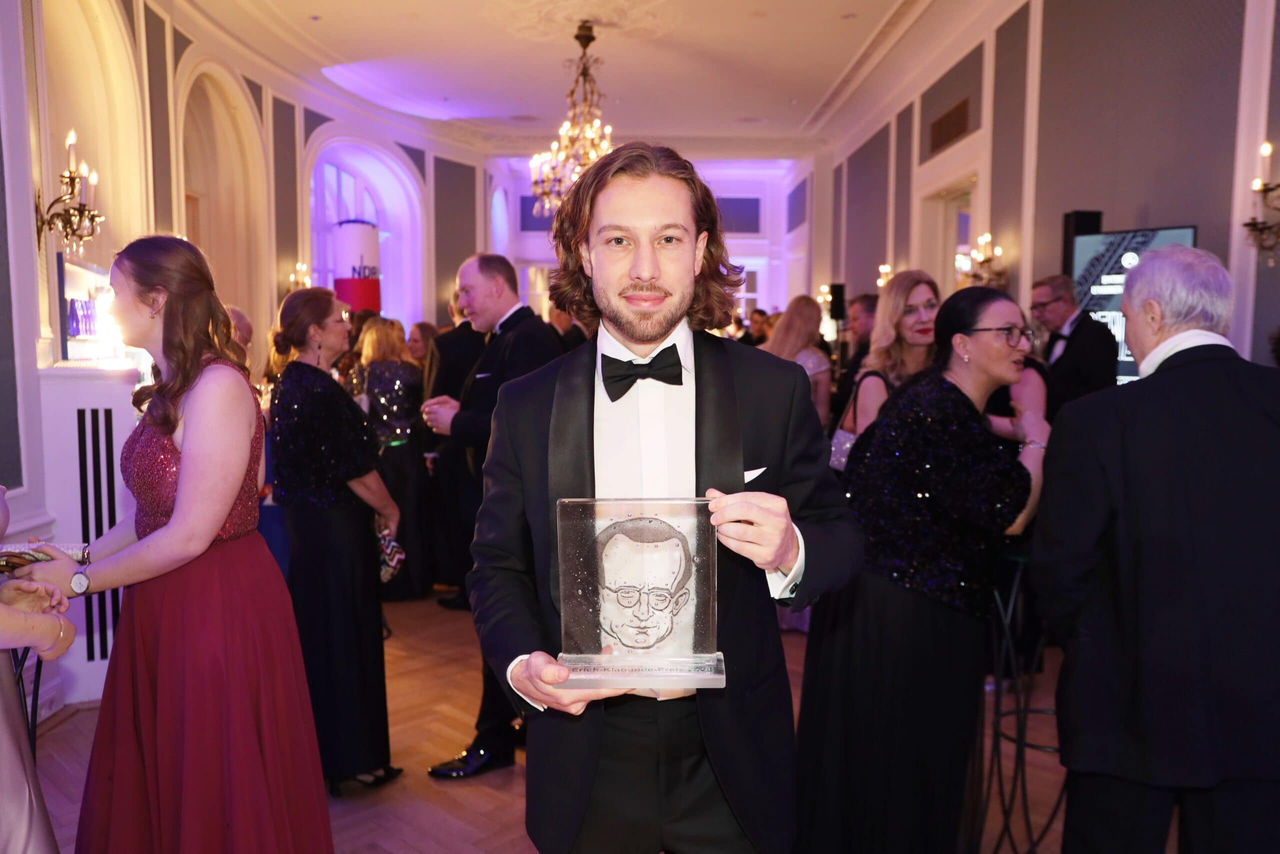 Journalist Severin Pehlke präsentiert stolz den Erich-Klabunde-Preis 2026 beim Hamburger Presseball im Hotel Atlantic. Ausgezeichnet wurde er für seinen Fernsehbeitrag „NDR Story – Richter und Täter – Wiedersehen auf St. Pauli“, der erstmals am 26. Mai 2025 im NDR Fernsehen ausgestrahlt wurde.