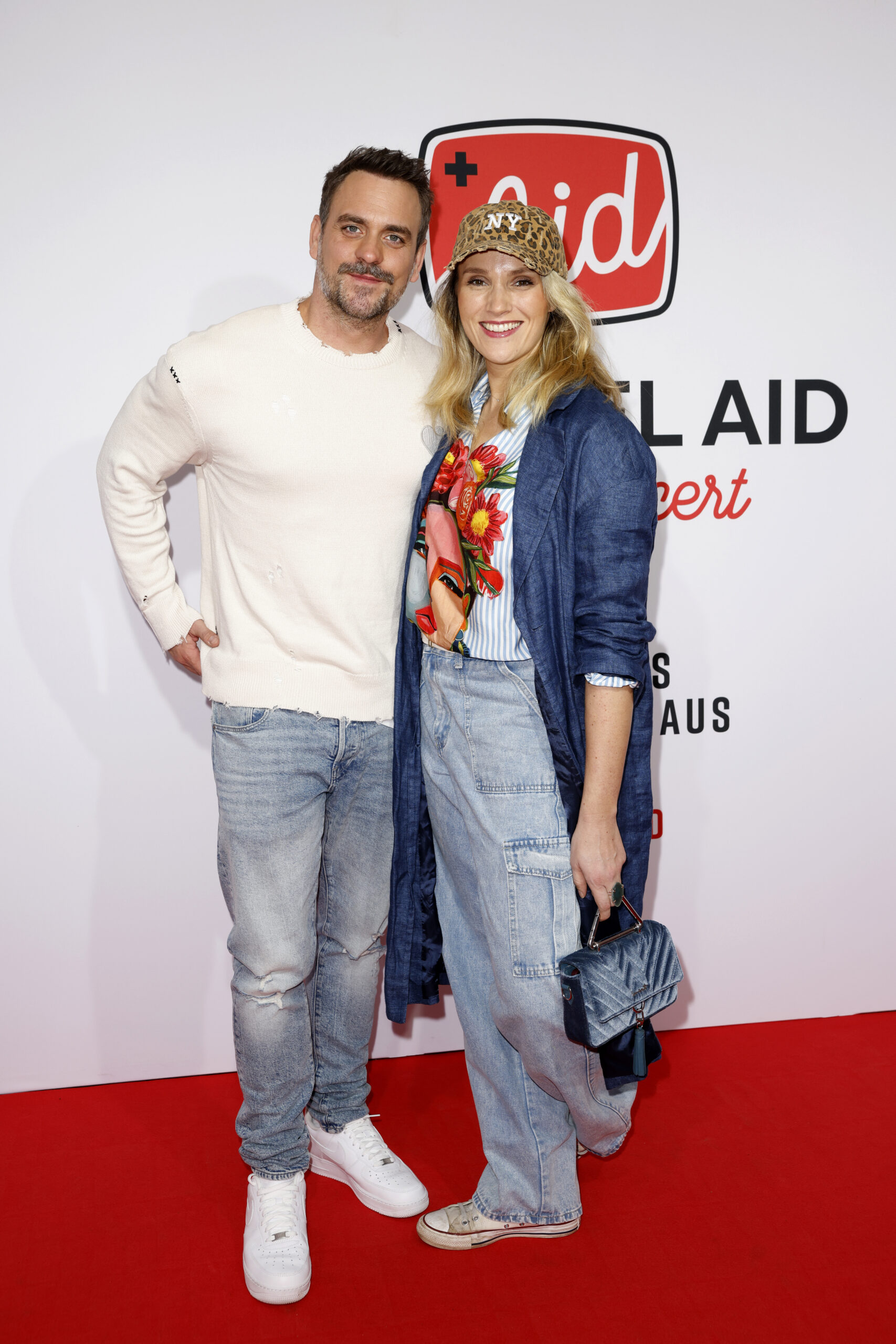 Marc Barthel und Anna Hofbauer auf dem roten Teppich bei Channel Aid 2025 im Deutschen Schauspielhaus Hamburg – das sympathische Paar aus Hamburg engagiert sich für den guten Zweck.