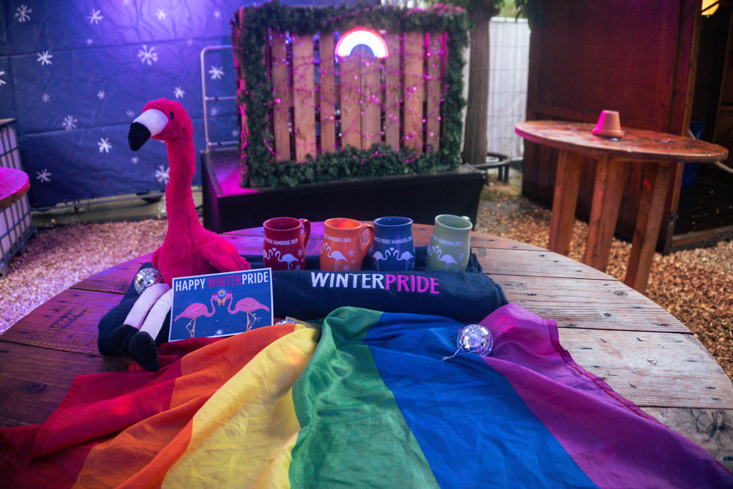 Ein queer-christlicher Weihnachtsmarkt zwischen Glühwein & Bühne