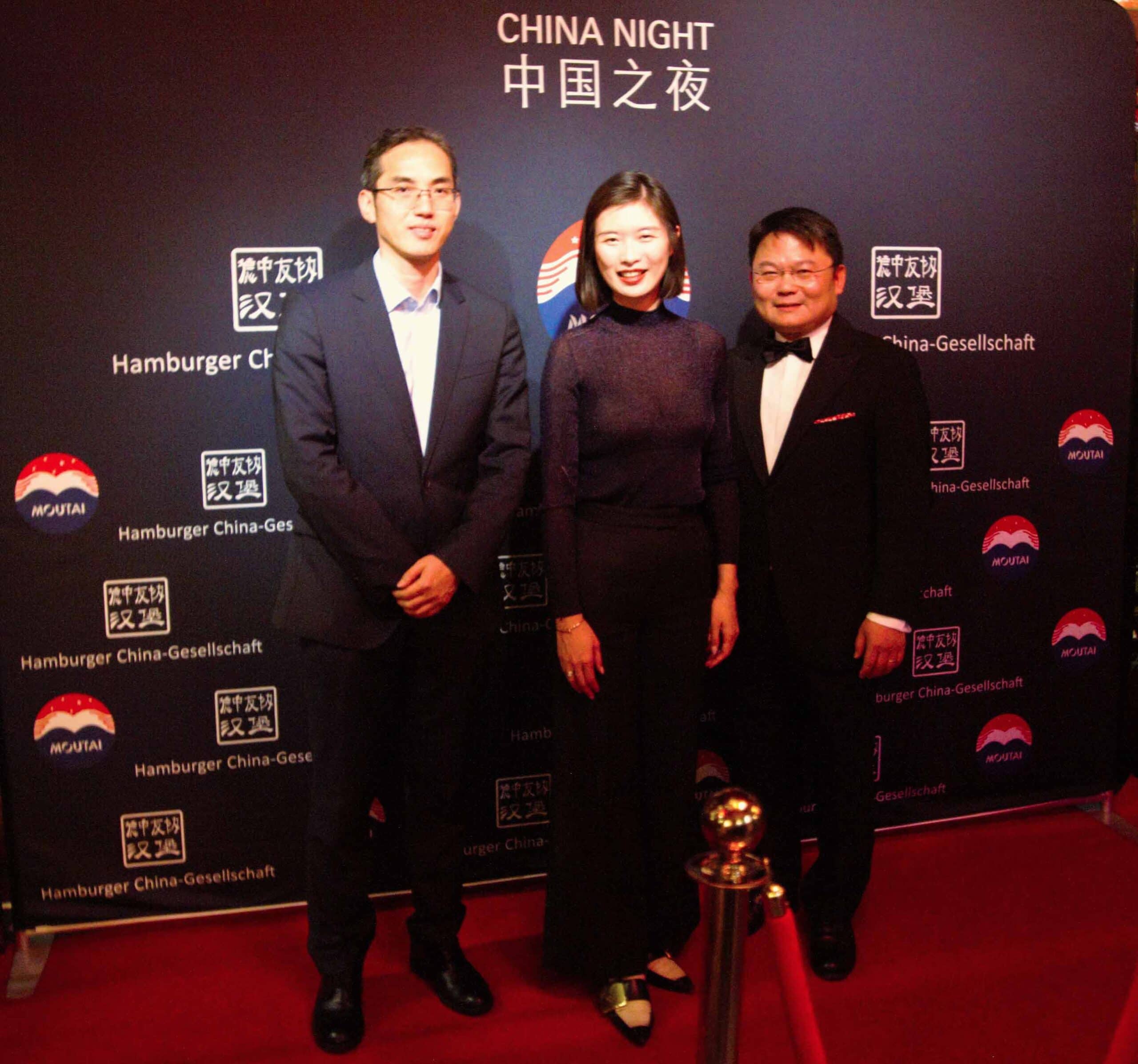 Jin Songbao (li.), Stellvertretender Generalkonsul von China, wurde im Edel-Restaurant Yu Garden von Qiuyi Chen (Hamburger China-Gesellschaft und Inhaber Yu Garden) und dessen Ehefrau Shuheng Tian begrüßt. Foto: Cetin Yaman