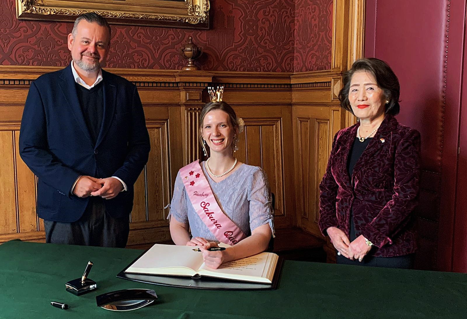 Hamburger Kirschblütenkönigin Denise Duch zu Besuch im Rathaus