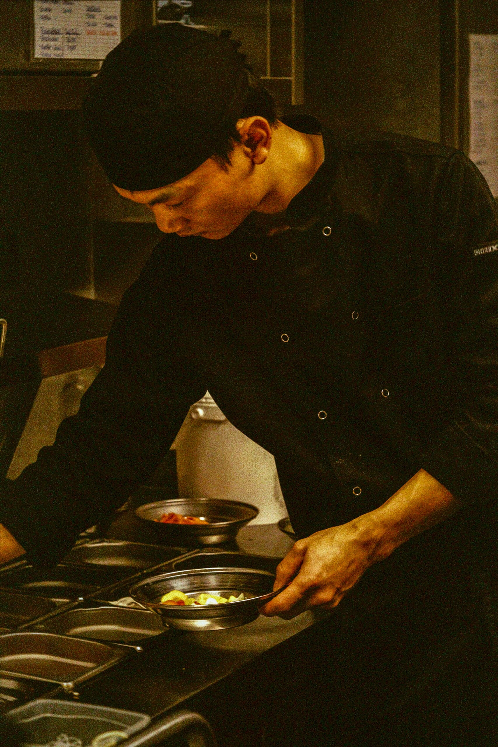 Koch richtet kleine asiatische Gerichte in einer Restaurantküche an