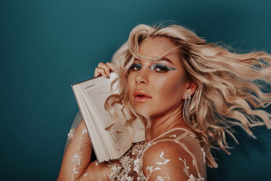 Zwischen PC und Papier: Creatorin Sandra Czok geht unter die Autoren