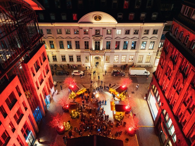 Zwei Weihnachtswelten – Marché de Noël und Hüttenzauber Neuer Wall lassen Hamburgs Innenstadt wieder erstrahlen