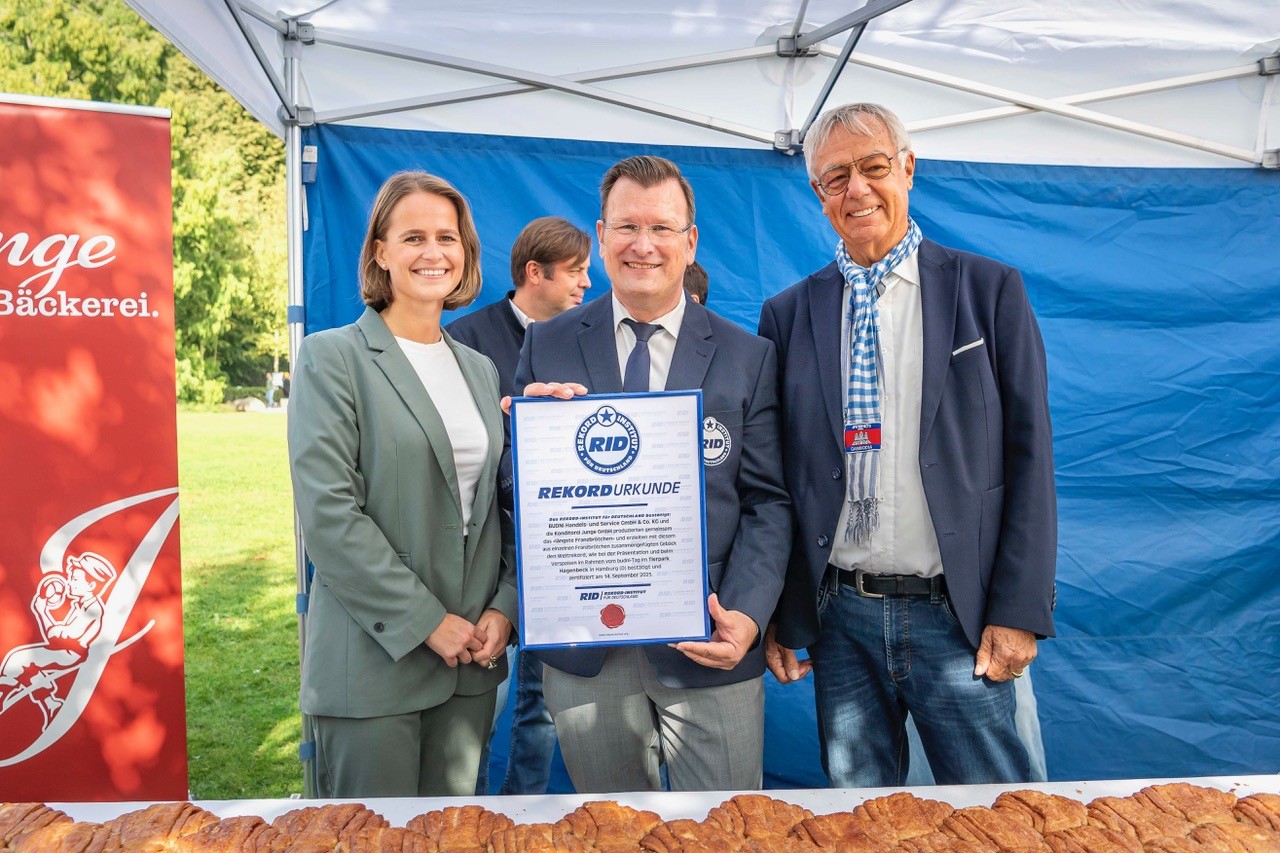 Weltrekord im Tierpark: Budni präsentiert das längste Franzbrötchen der Welt