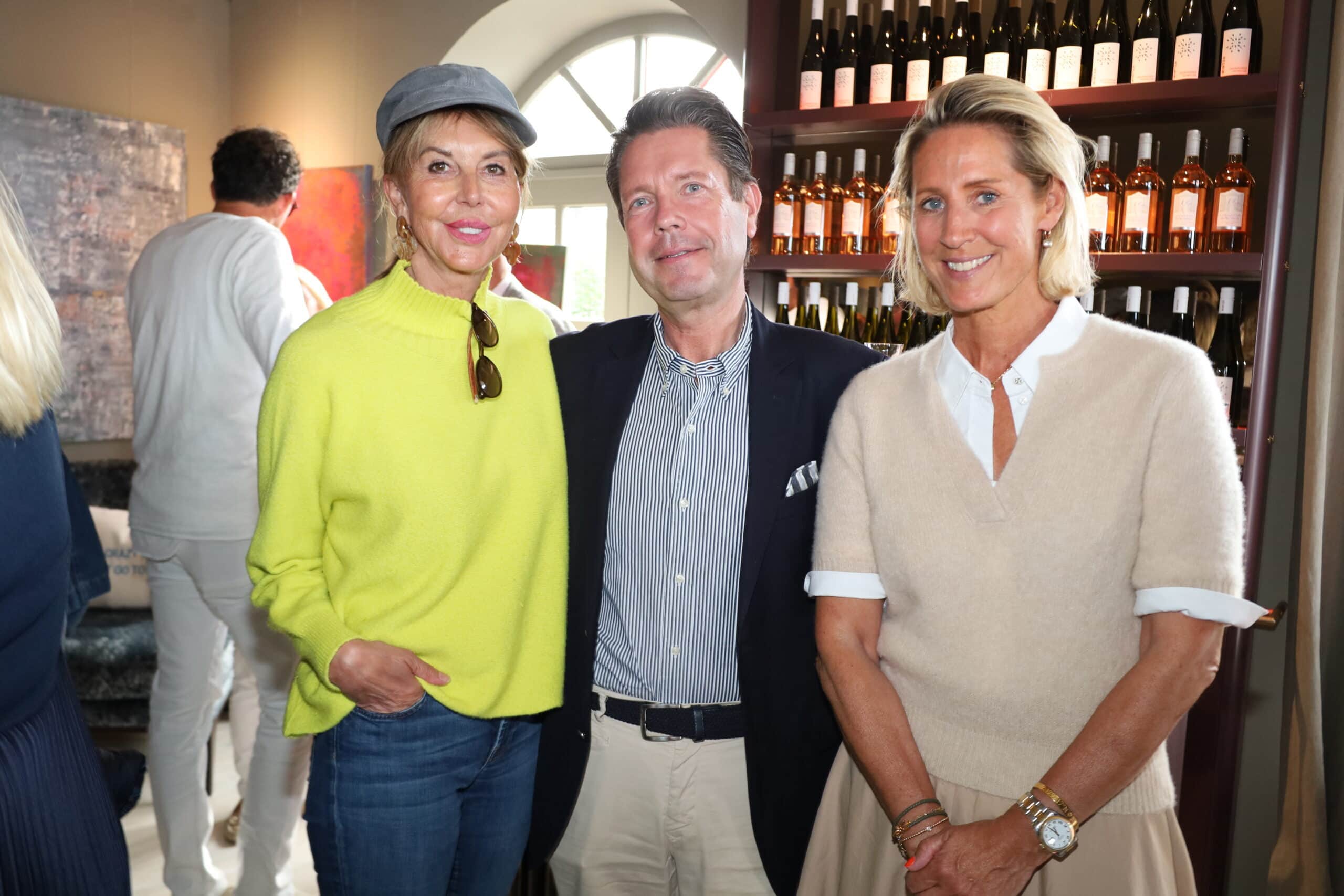 Designerin Uli Krages, Gastgeber Kai André Müller und Künstlerin Tini Richter beim OPEN HOUSE im Art Store Kampen – ein Abend voller Kunst, Stil und Sylt-Flair.