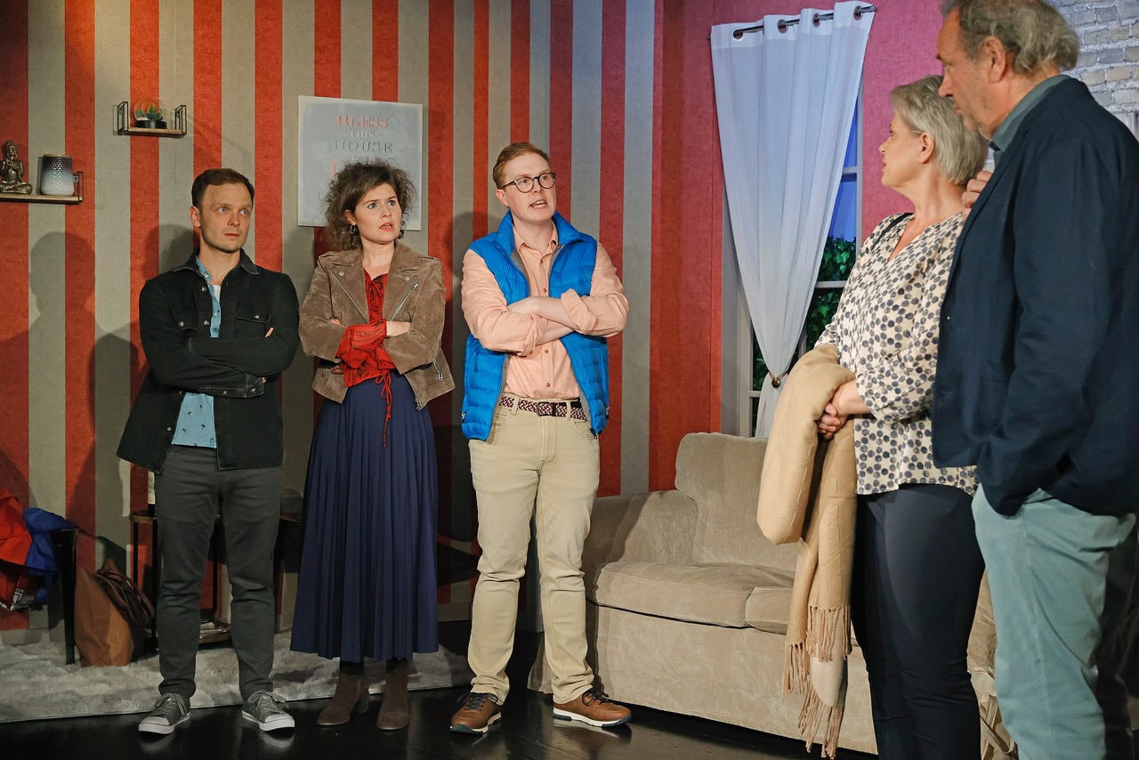 Komödie “Die lieben Eltern” neu im Neuen Theater