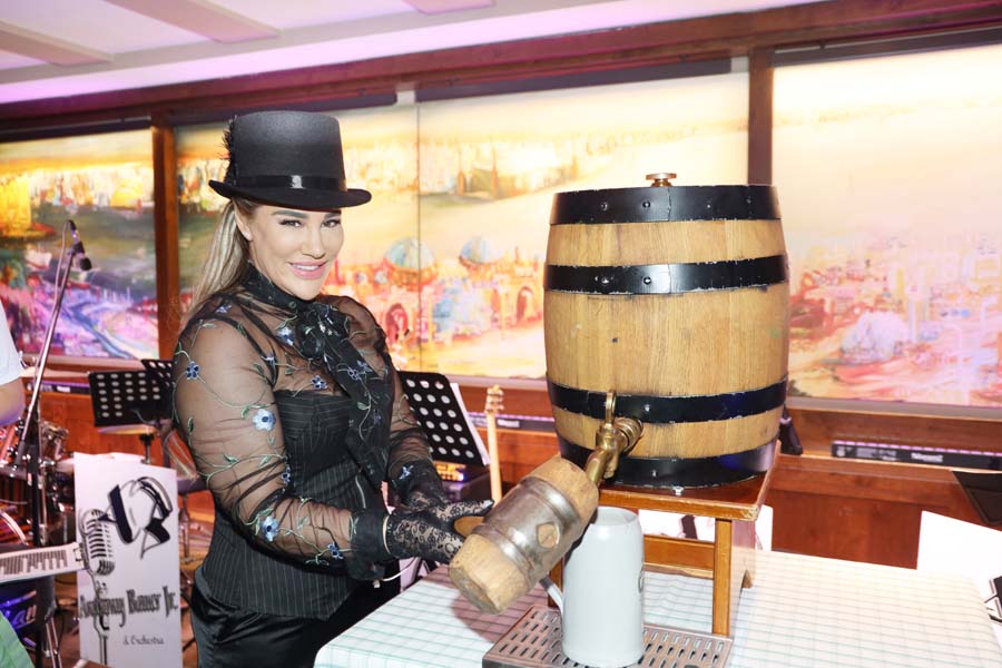 Musical-Star Kathy Savannah Krause war auserkoren um das Fass zu öffnen © Jerzy Pruski